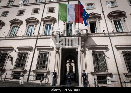 Veduta di Palazzo Chigi, sede del Governo Italiano, durante l'emergenza sanitaria globale della pandemia del Covid -19. (Foto di Andrea Ronchini/Pacific Press) Foto Stock