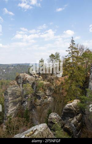 Lohmen, Germania. 26 Marzo 2021. Vista dei resti del castello di roccia Neurathen sul Bastei in Sassonia Lohmen vicino Pirna. Il Bastei e i paesaggi rocciosi sono tra le attrazioni per i turisti provenienti da tutto il mondo in tutta la Svizzera sassone. Credit: Daniel Schäfer/dpa-Zentralbild/dpa/Alamy Live News Foto Stock