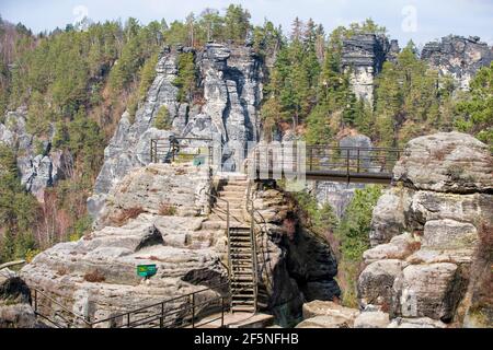 Lohmen, Germania. 26 Marzo 2021. Vista dei resti del castello di roccia Neurathen sul Bastei in Sassonia Lohmen vicino Pirna. Il Bastei e i paesaggi rocciosi sono tra le attrazioni per i turisti provenienti da tutto il mondo in tutta la Svizzera sassone. Credit: Daniel Schäfer/dpa-Zentralbild/dpa/Alamy Live News Foto Stock