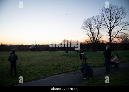 Arlington, Stati Uniti. 27 Marzo 2021. I fotografi e i visitatori si riuniscono per guardare l'alba sul Campidoglio degli Stati Uniti e il National Mall, a Washington, DC, è visto dal Carillon dei Paesi Bassi, ad Arlington, VA, sabato 27 marzo, 2021, in mezzo alla pandemia del coronavirus. La Camera e il Senato sono in pausa per le prossime settimane, mentre il Presidente Biden si è più volte pronunciato per criticare il nuovo disegno di legge di voto della Georgia che limita l'accesso a molti gruppi, mentre vende il tanto pubblicizzato pacchetto di aiuti per la pandemia COVID-19 dell'amministrazione. (Graeme Sloan/Sipa USA) Credit: Sipa USA/Alamy Live News Foto Stock