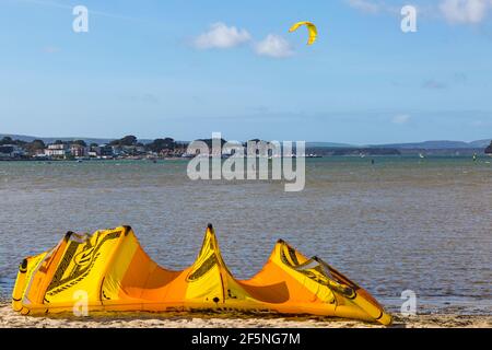 Sandbanks, Poole, Dorset UK. 27 marzo 2021. Tempo nel Regno Unito: Gli intervalli di sole e le condizioni di breezy rendono il tempo ideale per i surfisti del kite e i surfisti dell'ala a Sandbanks. Credit: Carolyn Jenkins/Alamy Live News Foto Stock