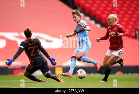 Dagny Brynjarsdottir di West Ham United ha un colpo salvato da Mary Earps, portiere del Manchester United, durante la partita della Super League delle Femminile a Old Trafford, Manchester. Data immagine: Sabato 27 marzo 2021. Foto Stock
