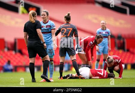 Laura Vetterlein di West Ham United si rivolge all'arbitro durante la partita della Super League femminile di fa a Old Trafford, Manchester. Data immagine: Sabato 27 marzo 2021. Foto Stock