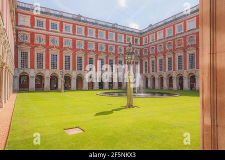 Molesey, Regno Unito - 24 2019 agosto: La storica corte interna della fontana al Palazzo reale di Hamption Court del XVI secolo in una giornata estiva soleggiata. Foto Stock