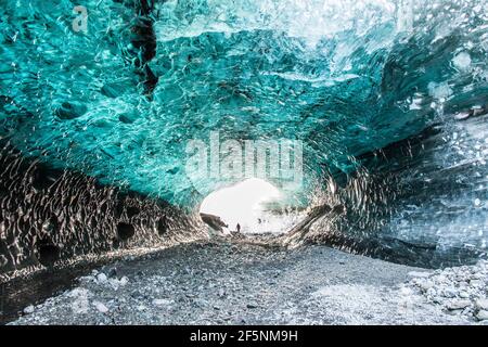 Bella grotta di ghiaccio Sapphire nel ghiacciaio Breidamerkurjokull in Vatnajokull National parcheggio Foto Stock