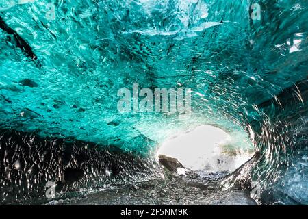 Bella grotta di ghiaccio Sapphire nel ghiacciaio Breidamerkurjokull in Vatnajokull National parcheggio Foto Stock