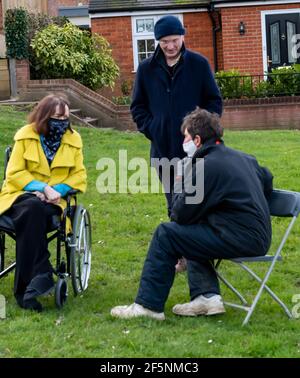 Brentwood Essex 27 marzo 2021 elezioni del Consiglio locale; la Consigliera liberaldemocratico Karen Chilvers (raffigurata in giallo in sedia a rotelle) sulla sua campagna "Wheels on the Green" a Brentwood Essex. Credit: Ian Davidson/Alamy Live News Foto Stock