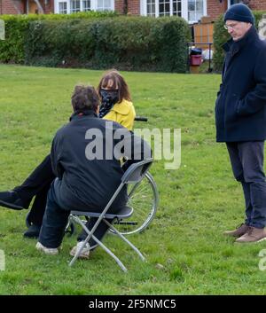 Brentwood Essex 27 marzo 2021 elezioni del Consiglio locale; la Consigliera liberaldemocratico Karen Chilvers (raffigurata in giallo in sedia a rotelle) sulla sua campagna "Wheels on the Green" a Brentwood Essex. Credit: Ian Davidson/Alamy Live News Foto Stock