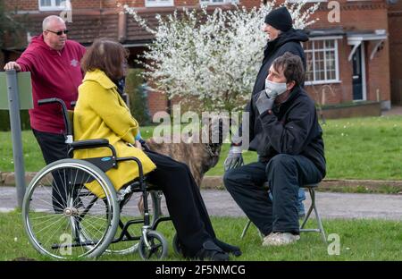 Brentwood Essex 27 marzo 2021 elezioni del Consiglio locale; la Consigliera liberaldemocratico Karen Chilvers (raffigurata in giallo in sedia a rotelle) sulla sua campagna "Wheels on the Green" a Brentwood Essex. Credit: Ian Davidson/Alamy Live News Foto Stock