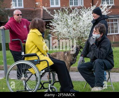 Brentwood Essex 27 marzo 2021 elezioni del Consiglio locale; la Consigliera liberaldemocratico Karen Chilvers (raffigurata in giallo in sedia a rotelle) sulla sua campagna "Wheels on the Green" a Brentwood Essex. Credit: Ian Davidson/Alamy Live News Foto Stock