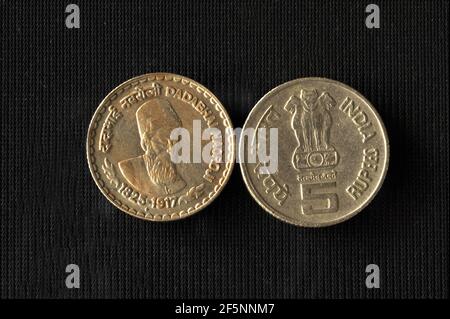 Mumbai Maharashtra India Asia marzo 22 2021 moneta indiana cinque rupee moneta faccia di Dadabhai Noroji 1825-1917 Foto Stock