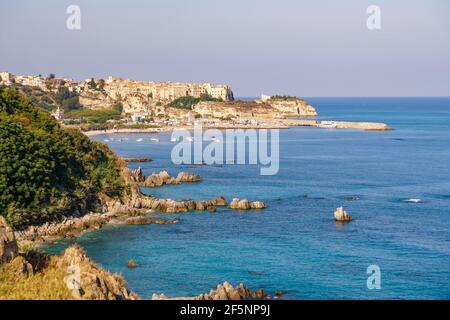 Paesaggio di Tropea e Santuario di Santa Maria dell'Isola al tramonto, Calabria, Italia. Monumenti storici della Calabria, la chiesa simbolo di Tropea. Foto Stock