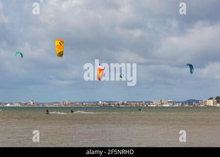 Sandbanks, Poole, Dorset UK. 27 marzo 2021. Tempo nel Regno Unito: Gli intervalli di sole e le condizioni di breezy rendono il tempo ideale per i surfisti del kite e i surfisti dell'ala a Sandbanks. Credit: Carolyn Jenkins/Alamy Live News Foto Stock