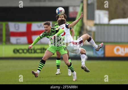 Forest Green Rovers' Jake Young (a sinistra) e Bolton Wanderers' George Thomason combattono per la palla durante la partita Sky Bet League due al New Lawn, Nailsworth. Data immagine: Sabato 27 marzo 2021. Foto Stock