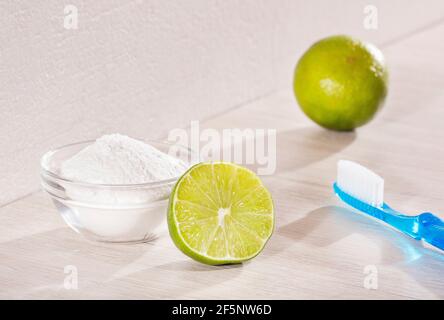 Spazzolino da denti, bicarbonato e limone - Citrus × latifolia Foto Stock