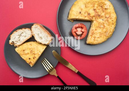 La frittata di patate, la frittata di patate o la frittata spagnola - chiamata anche frittata di patate in America Latina, le isole Canarie e parti dell'Andalusia Foto Stock