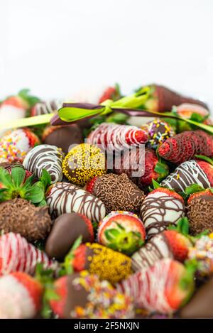 Regalo di lusso di fragole decorate a mano ricoperte di cioccolato con copia Spazio Foto Stock