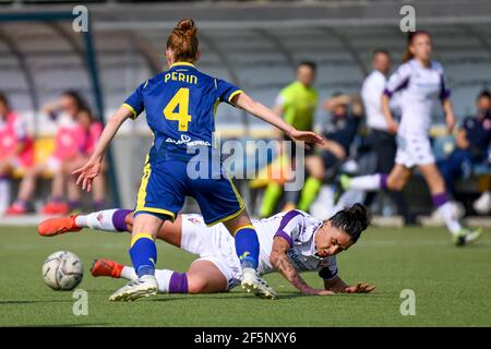 Verona, Italia. 27 Marzo 2021. Martina Piemonte (Fiorentina Femminile) ostacolata da Laura Perin (Hellas Verona Donne) durante Hellas Verona Donne contro ACF Fiorentina Femminile, calcio italiano Serie A Femminile a Verona, Italy, March 27 2021 Credit: Independent Photo Agency/Alamy Live News Foto Stock