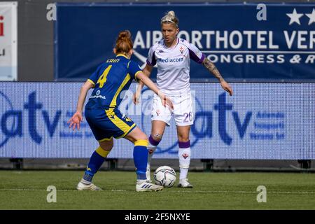 Verona, Italia. 27 Marzo 2021. Lana Clelland (Fiorentina Femminile) in azione contro Laura Perin (Hellas Verona Donne) durante Hellas Verona Donne contro ACF Fiorentina Femminile, Serie calcistica Italiana UNA partita femminile a Verona, Italia, Marzo 27 2021 Credit: Independent Photo Agency/Alamy Live News Foto Stock