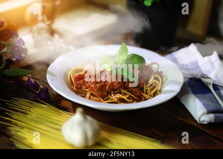 deliziosi spaghetti bolognesi fatti in casa ben conditi Foto Stock