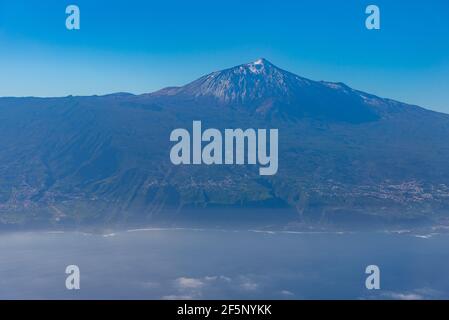 Vista aerea di Tenerife dominata dal vulcano Pico de Teide, isole Canarie, Spagna. Foto Stock