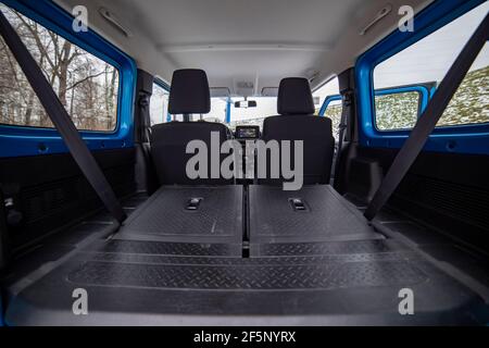 enorme vano portabagagli vuoto all'interno del suv compatto. sedili posteriori in auto suv offroad ripiegati in flor piatto Foto Stock