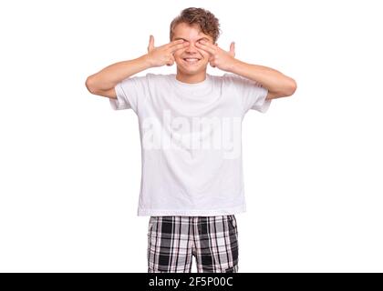 Sorpreso bel ragazzo teenager coprendo gli occhi con le mani sorridenti, isolato su sfondo bianco Foto Stock