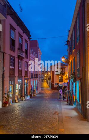 Vista notturna di una strada nel centro di Santa Cruz de la Palma, isole Canarie, Spagna. Foto Stock