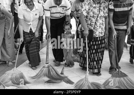 La popolazione locale ampie/pulizia alla Shwedagon pagoda Yangon, Myanmar. Foto Stock