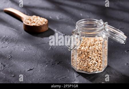 Orzo di perla organico grezzo nel vaso di vetro Foto Stock