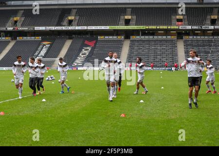 MILTON KEYNES, REGNO UNITO. 27 MARZO: I giocatori di Milton Keynes Dons si riscaldano prima della partita Sky Bet League 1 tra MK Dons e Doncaster Rover allo Stadio MK, Milton Keynes sabato 27 Marzo 2021. (Credit: John Cripps | MI News) Credit: MI News & Sport /Alamy Live News Foto Stock