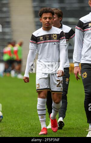 MILTON KEYNES, REGNO UNITO. 27 MARZO: Milton Keynes Dons Matthew Sorinola si riscalda prima della partita Sky Bet League 1 tra MK Dons e Doncaster Rovers allo Stadio MK, Milton Keynes sabato 27 Marzo 2021. (Credit: John Cripps | MI News) Credit: MI News & Sport /Alamy Live News Foto Stock