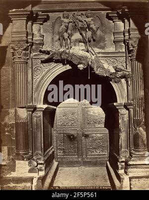 Porta di bronzo dell'arco trionfale di Alfonso di Aragona. Produttore sconosciuto, italiano Foto Stock