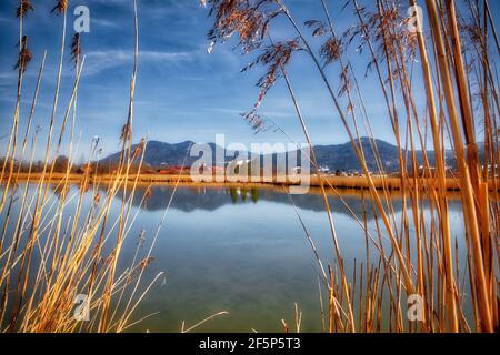 DE - BAVARIA: Spatzenpointweiher (stagno del passero) con il monastero di Benediktbeuern in background. (Fotografia HDR) Foto Stock