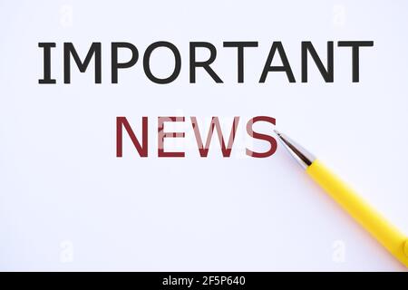 Word Writing importante messaggio di notizie scritto su white paper. Informazione-interessanti eventi finanziari e socio-politici, pubblicità commerciale. Foto Stock