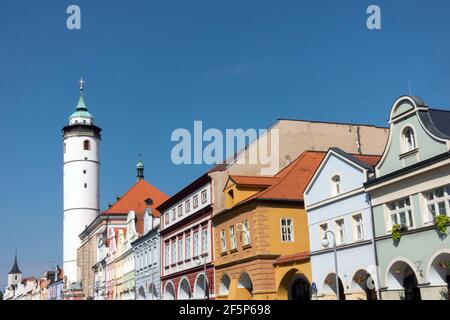 Domazlice Repubblica Ceca centro storico con una torre Foto Stock
