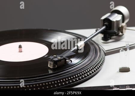 Lettore di registrazioni d'epoca durante la registrazione, il disco gira e viene riprodotta la musica. Foto in primo piano della macro di Gramophone Foto Stock