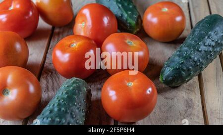 Pomodori Canarie, avocado e cetrioli su tavola di legno Foto Stock