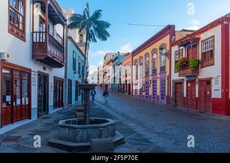 Belle case tradizionali sulla strada principale nel centro di Santa Cruz de la Palma, isole Canarie, Spagna. Foto Stock