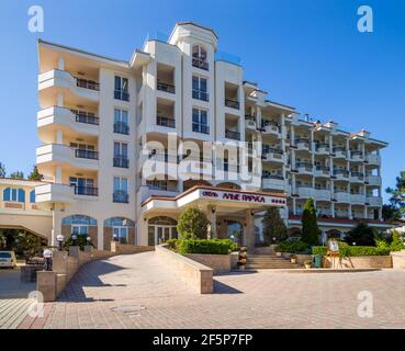 Feodosiya, Crimea - 15 settembre 2020: Vista dell'edificio dell'hotel 'Alye Parusa', Feodosia, Crimea Foto Stock