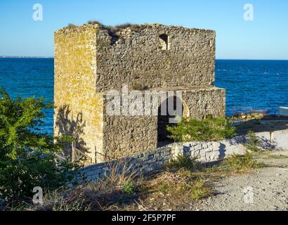 Feodosiya, Crimea - 15 settembre 2020: Torre del molo. Fortezza genovese, città di Feodosia, Crimea Foto Stock