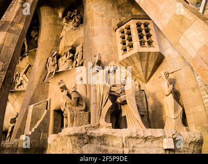 Splendide statue che ornano la facciata della passione della Sagrada Familia, iconica basilica cattolica progettata da Antoni Gaudi, Barcellona, Spagna Foto Stock