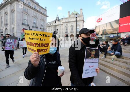 Londra, Inghilterra, Regno Unito. 27 Marzo 2021. I manifestanti hanno organizzato una dimostrazione contro il colpo di Stato militare in Myanmar, nel centro di Londra. Incontrati fuori dall'Ambasciata del Myanmar a Mayfair, marciarono verso Trafalgar Square e Parliament Square. Credit: Tayfun Salci/ZUMA Wire/Alamy Live News Foto Stock