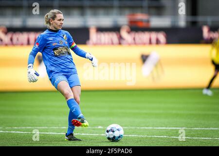 Goteborg, Svezia. 27 Marzo 2021. Jennifer Falk (13 BK Hacken) durante una partita di gruppo nella Coppa di Lega Svedese la stagione 2021 marzo 27 tra BK Hacken e Linkopings FC alla Bravida Arena di Gotenburg Credit: SPP Sport Press Photo. /Alamy Live News Foto Stock