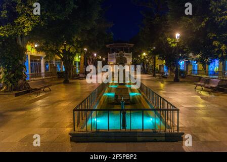 Vista notturna di una fontana e un altare in un parco nel centro di Santa Cruz de la Palma, isole Canarie, Spagna . Foto Stock