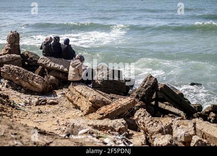 Gaza, la striscia di Gaza, la Palestina. 27 Marzo 2021. I palestinesi siedono lungo il mare a Gaza City Credit: Mahmoud Issa/Quds Net News/ZUMA Wire/Alamy Live News Foto Stock