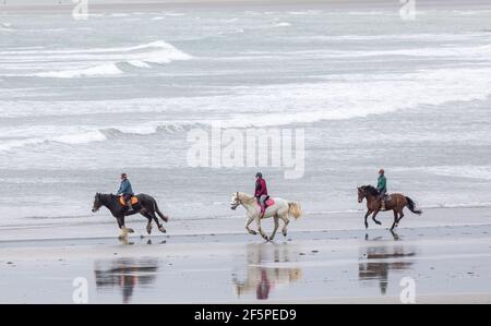 Coolmain, Cork, Irlanda. 27 marzo 2021. LtoR; Susan Nicholson in giro con le sue figlie Ella e Jessie su Coolmain Strand, Co. Cork, Irlanda. - credito; David Creedon / Alamy Live News Foto Stock