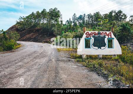 Baracoa, Cuba - 25 ottobre 2019: Cartello di benvenuto all'ingresso della città di Baracoa, Cuba Foto Stock