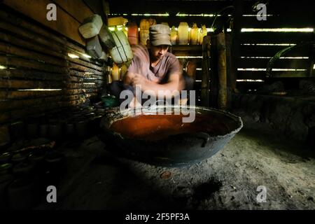 Soppeng, Indonesia. 27 Marzo 2021. Gli artigiani fanno lo zucchero di palma in modo tradizionale nel distretto di Soppeng Proveni, Sulawesi meridionale. La domanda di esportazioni di zucchero di palma è molto elevata e molto interessante in vari paesi, tra cui Cina, Taiwan e Giappone. (Foto di Moch Farabi Wardana/Pacific Press) Credit: Pacific Press Media Production Corp./Alamy Live News Foto Stock