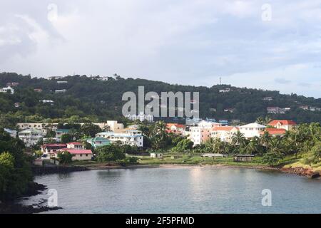 Ville ed edifici circostanti intorno all'Ospedale degli Arazioni sulle aree di la TOC dei Castries, viste dal mare a Tapion Shoal St. Lucia. Foto Stock